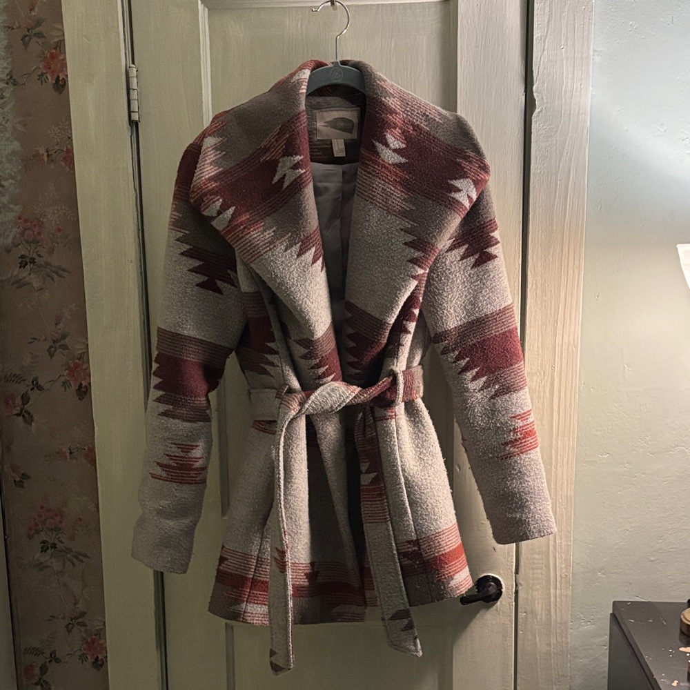 Stylish Gray And Red Patterned Coat - image 1